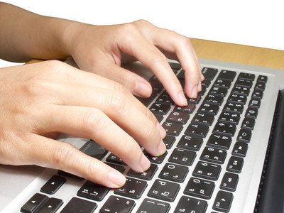女性手在键盘上打字